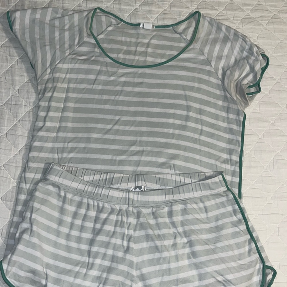 Light green lake pajamas size XL